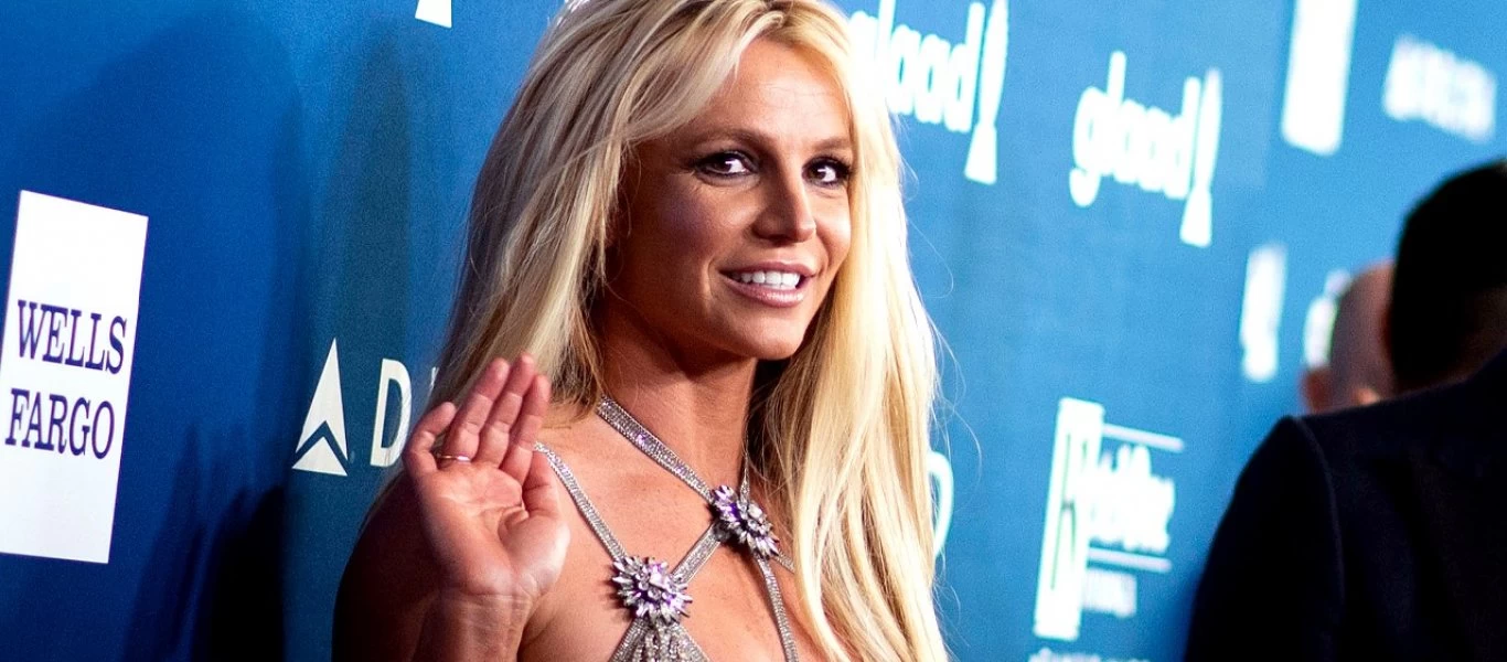 Britney Spears: Πόζαρε με το μπικίνι της γεμάτη με henna tattoos σε λευκό χρώμα (φωτό)